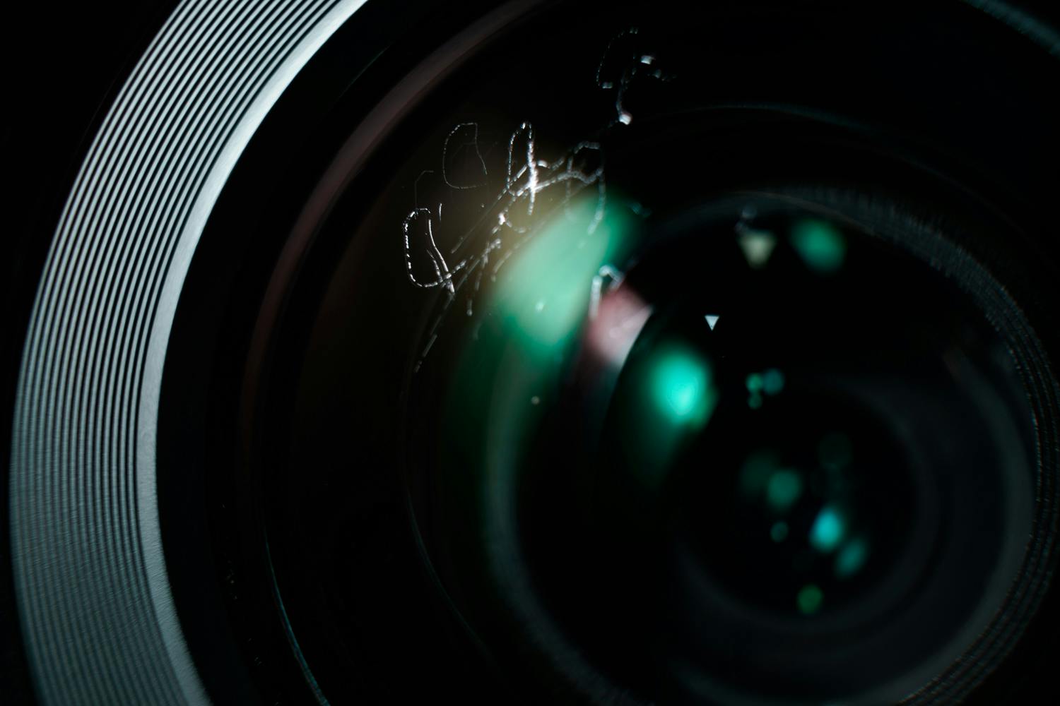 Naarmut objektiivissa Objektiivin etulasissa on naarmuja.